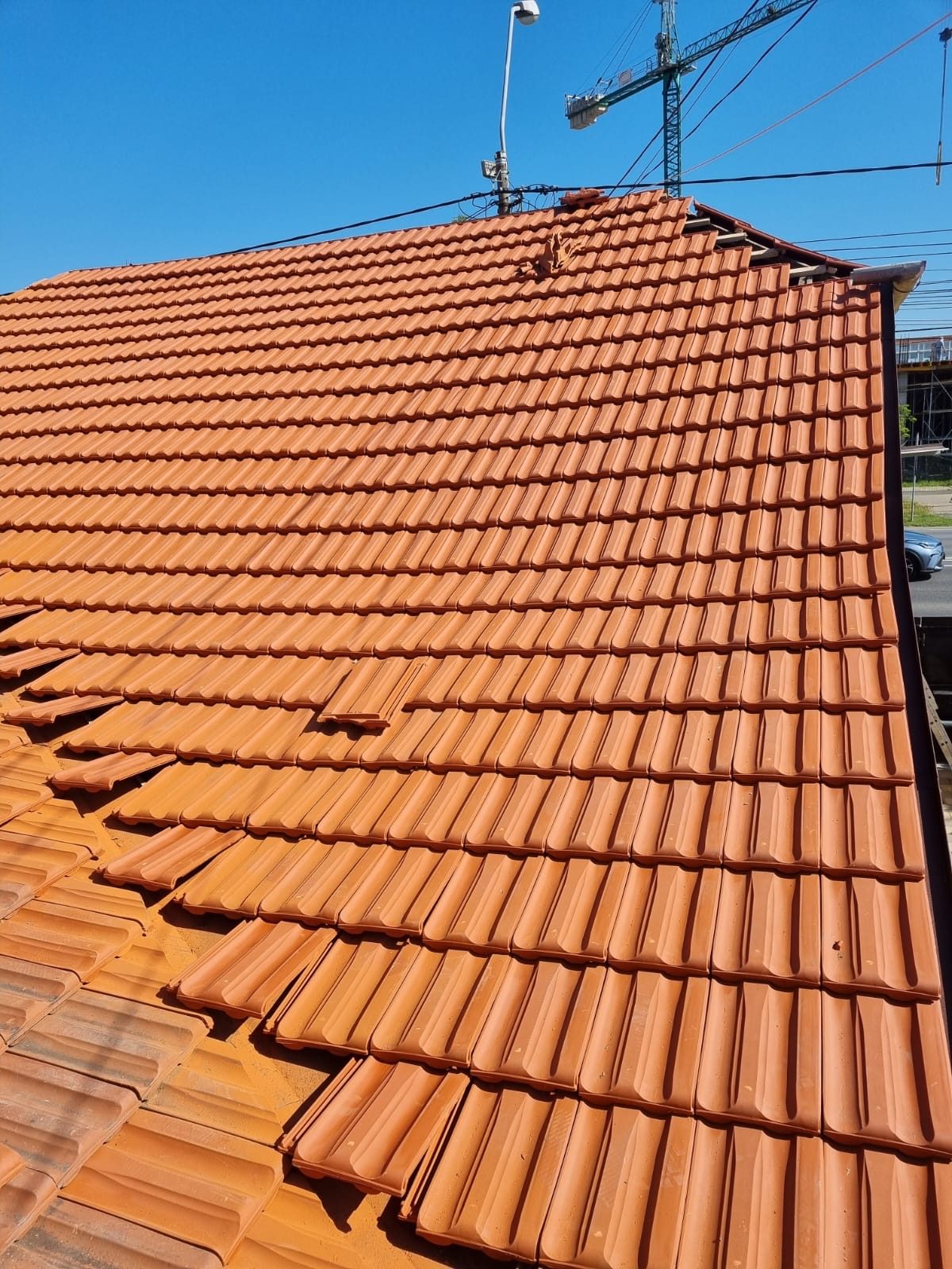 Țiglă ceramică roșie în curs de înlocuire